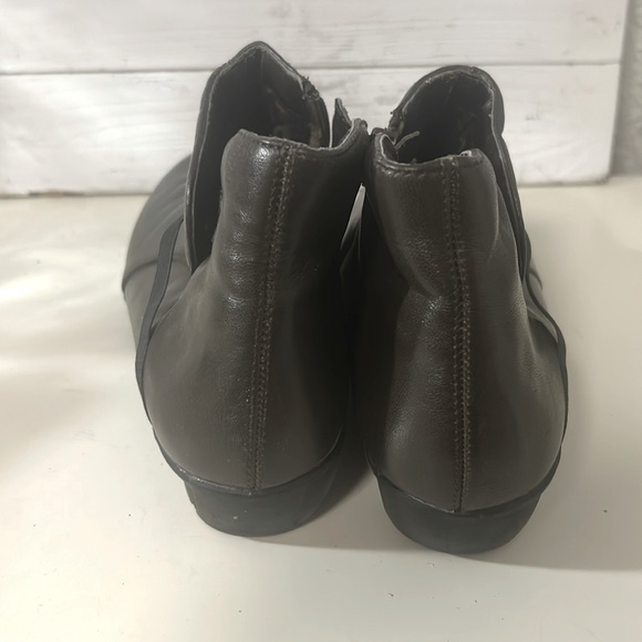 Brown Women's  booties size 9 M by bella Vita - Picture 5 of 7